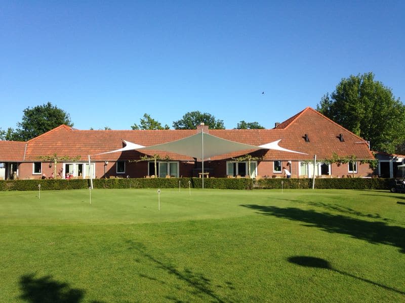 Terrasoverkapping design bij golfclub